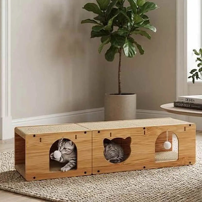 Griffoir pour chat en bois clair, ouvertures en forme de fenêtres et chats à l’intérieur