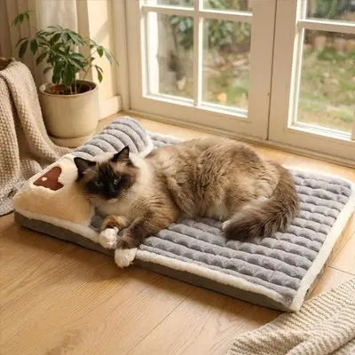 Lit pour chat gris à matelassage, contour beige et petite applique en forme de cœur