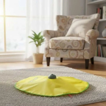 Tapis de jeu pour chat jaune au sol, avec balle grise au centre