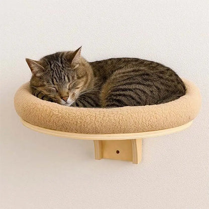 Panier ovale suspendu en tissu beige sur base en bois pour chat