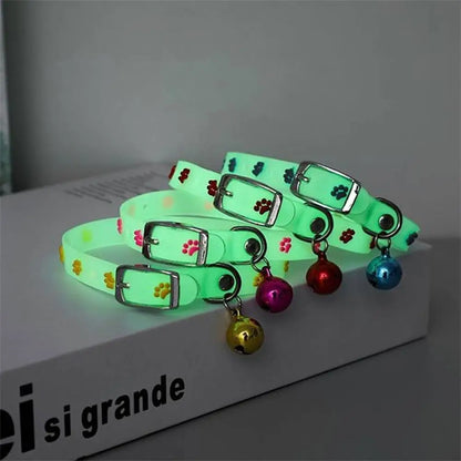 Collier chat fluorescent vert avec motifs pattes multicolores et clochettes colorées