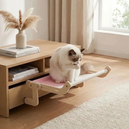 Lit suspendu pour chat en bois clair, plateforme beige au bord arrondi