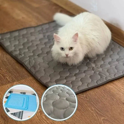Tapis rafraîchissant pour chat gris à relief, avec chat blanc et motif en pastilles.