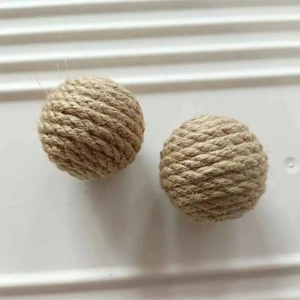 Lot de balles pour chat en corde tressée beige, deux boules sur une surface blanche