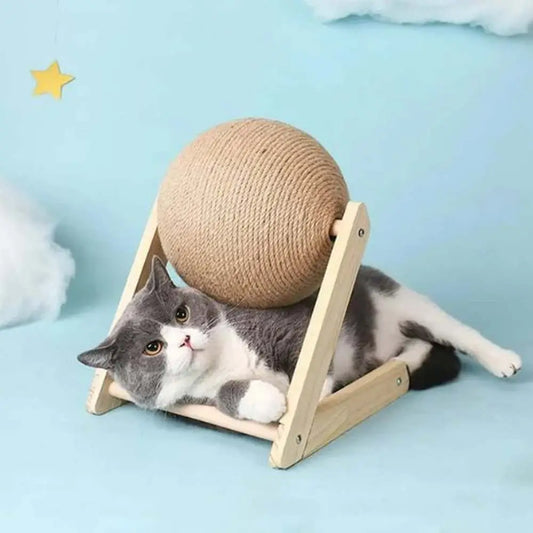 Griffoir pour chaton avec boule en sisal beige sur structure en bois, chat gris et blanc.