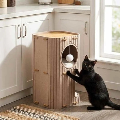 Niche pour chat beige clair avec ouverture latérale et entrée ronde, chat noir