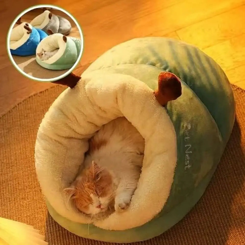 Panier pour chat cocon douillet beige et vert, forme ronde avec bord rembourré.