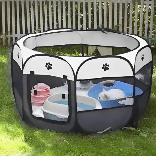 Parc pour chat pliable noir et blanc, installation extérieure avec tapis et couchages intérieurs.