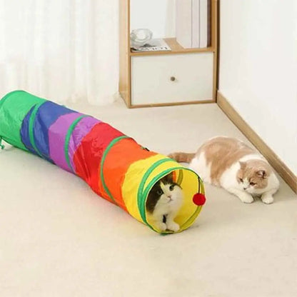 Tunnel pour chat pliable multicolore, ouvertures à œillets et balle rouge sur le côté.