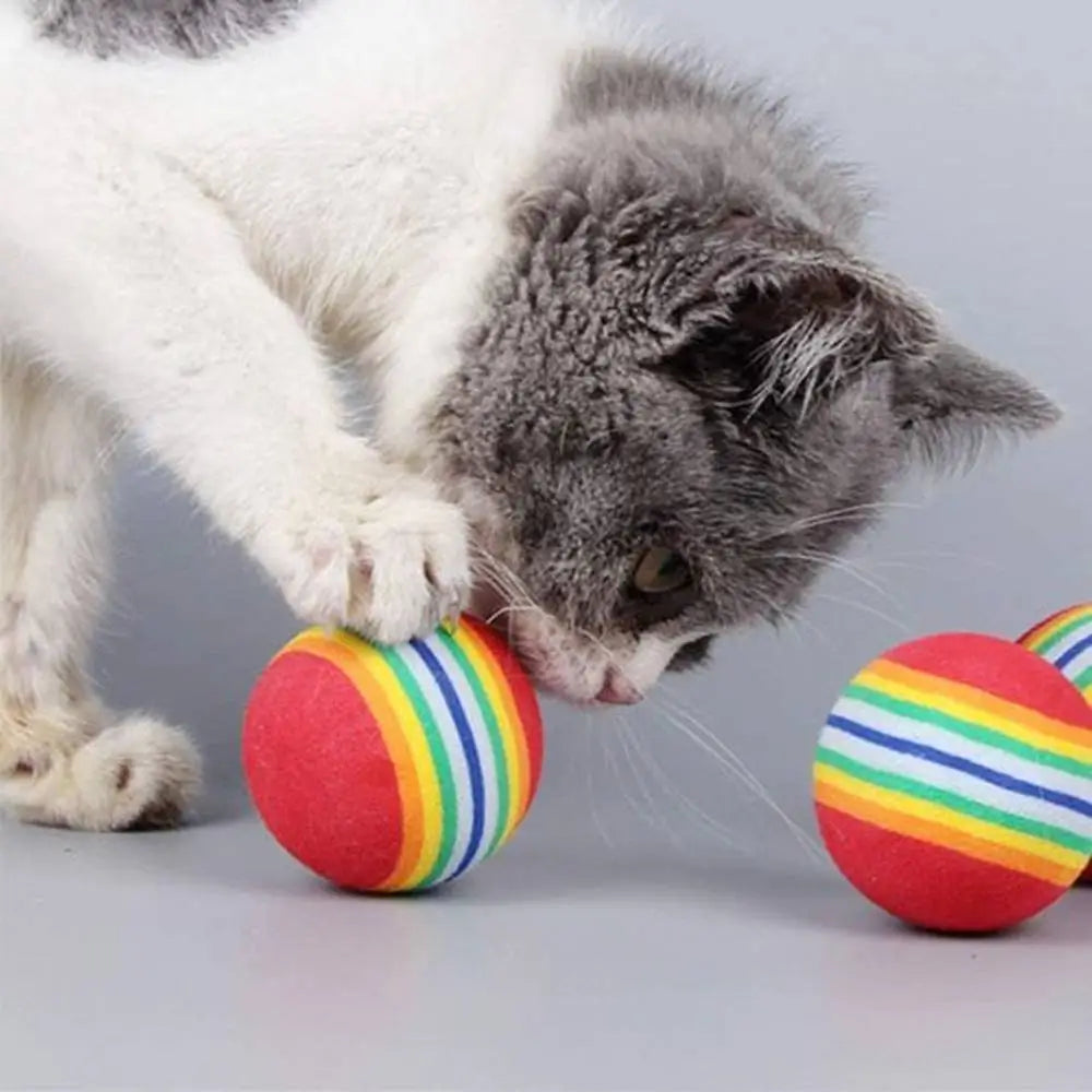 Balles en mousse colorées pour chat, deux balles rayées arc-en-ciel