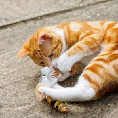 Souris en peluche blanche et corde rayée, manipulée par un chat