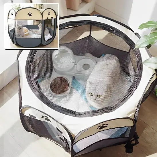 Parc pour chat pliable noir et blanc, entrée ronde au plafond ajouré et jouet intérieur.
