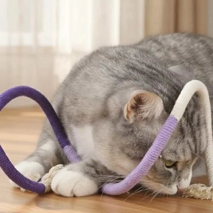 Jouet pour chat serpent en tissu violet et beige, avec plume, en arc.