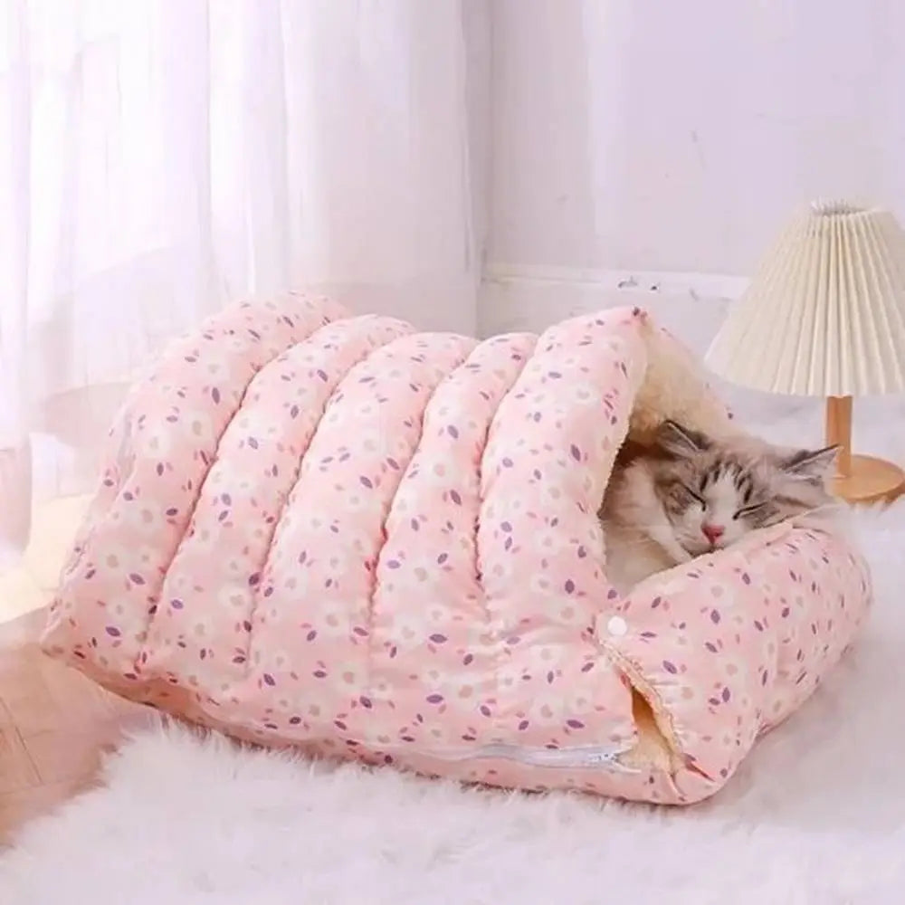 Panier pour chat Cosy Design: nid rose à motifs, ouverture béante, chat allongé