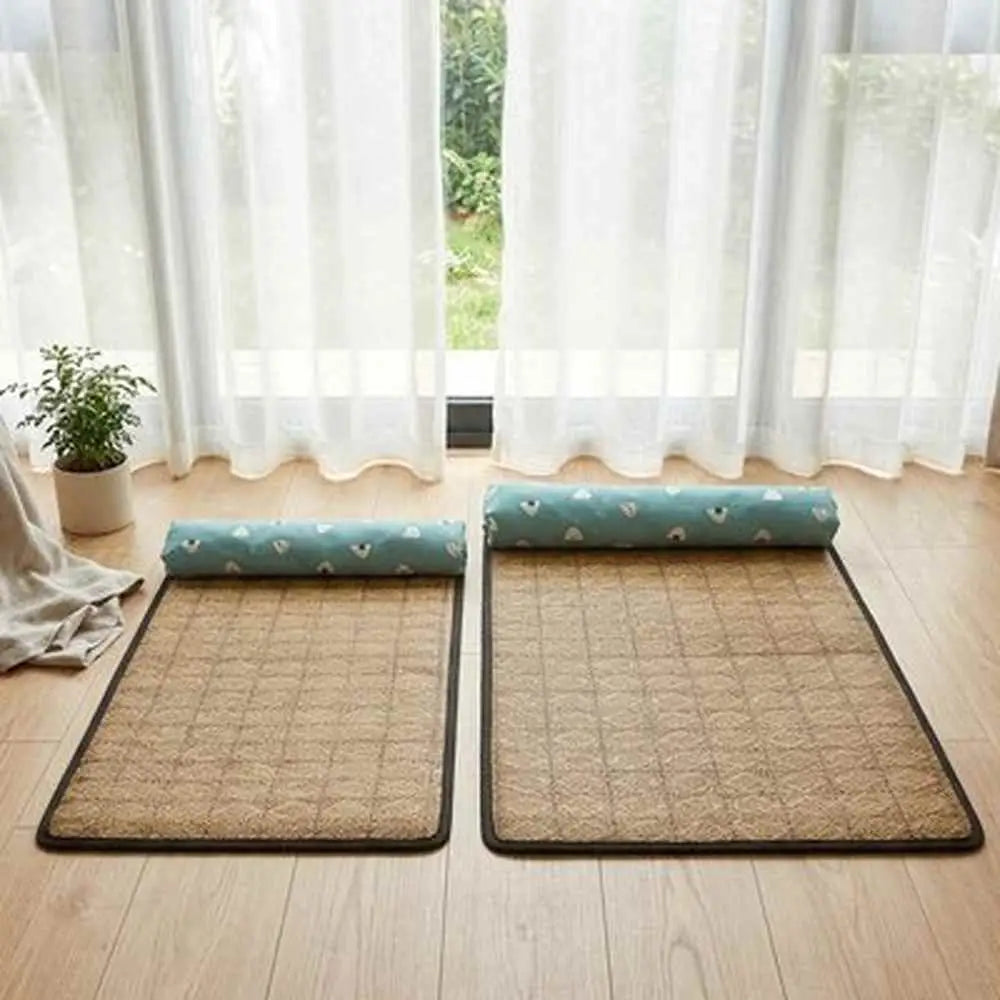 Deux tapis rafraîchissants pour chat rectangulaires bruns avec bords noirs et coussins bleus