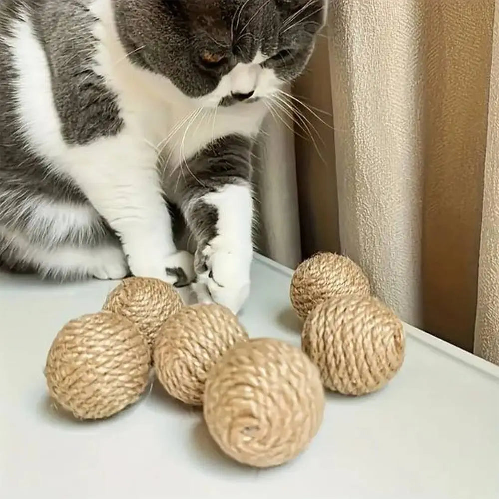 Balles pour chat en corde tressée beige, plusieurs boules près d’un chat