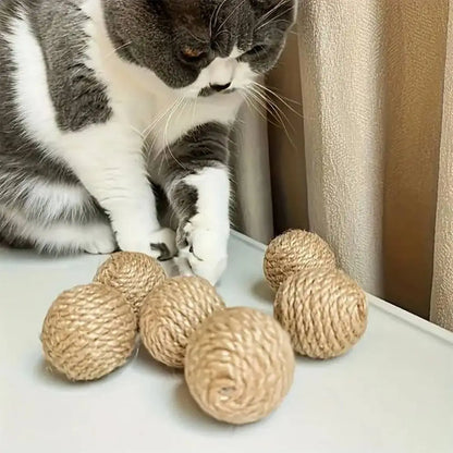 Balles pour chat en corde tressée beige, plusieurs boules près d’un chat