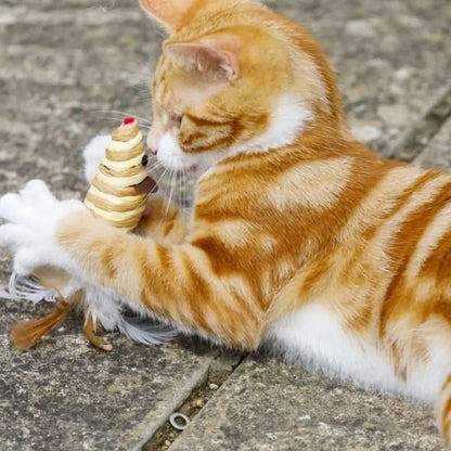 Souris en corde rayée pour chat, tenue par un chat roux