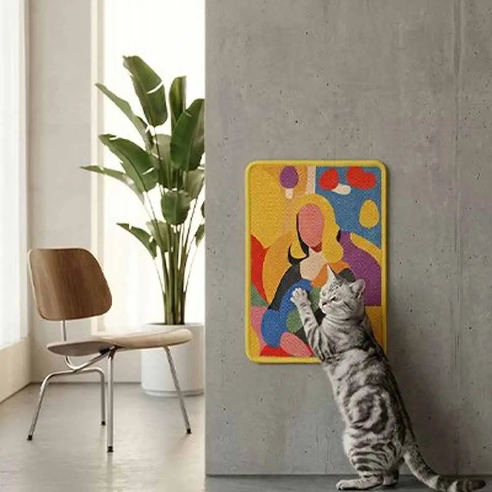 Tapis griffoir mural pour chat, plaque jaune aux motifs colorés, chat gris qui griffe.