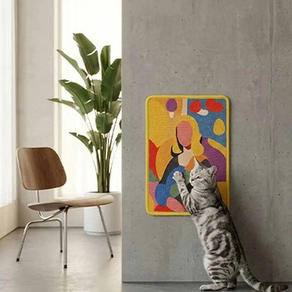 Tapis griffoir mural pour chat, plaque jaune aux motifs colorés, chat gris qui griffe.