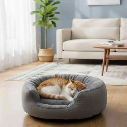 Panier pour chat Cozy Elegance gris, coussin clair; chat roux et blanc recroquevillé.