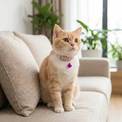 Collier chat en tissu clair à motifs pattes roses avec clochette violette