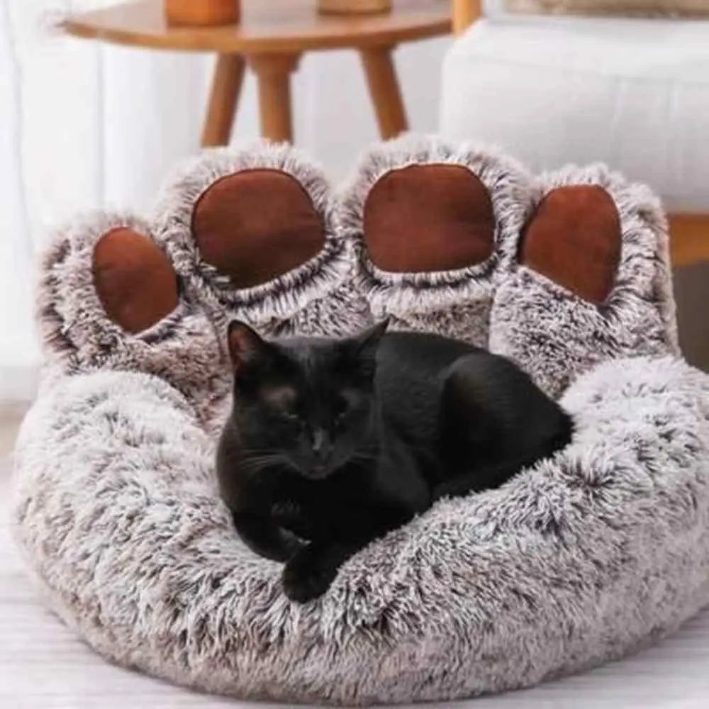 Panier pour chat rond moelleux gris, ouvertures en forme de pattes; chat noir couché