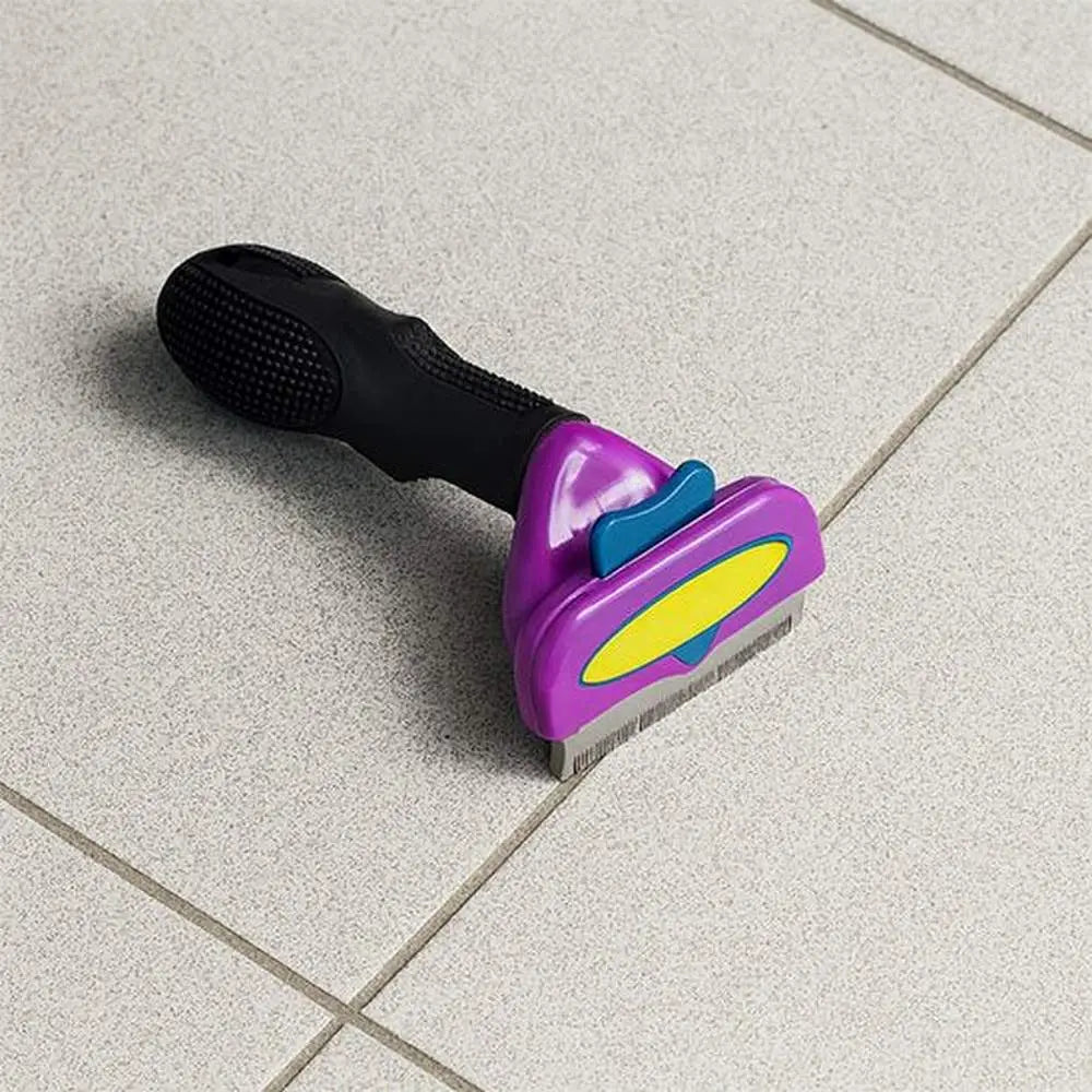 Brosse pour chat à poils courts PurFect, poignée noire et tête violette