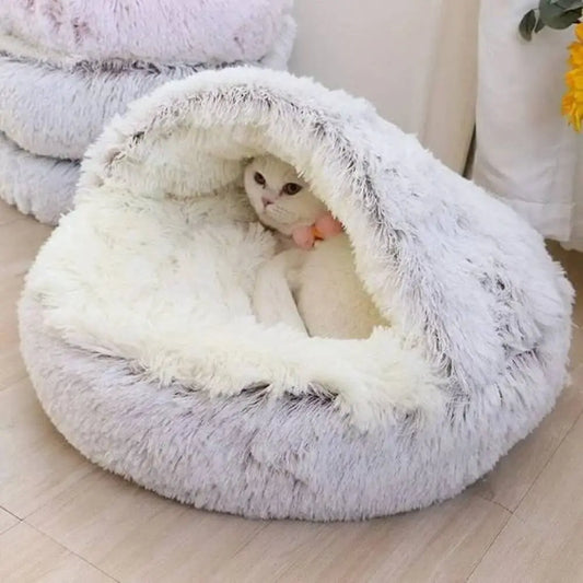 Panier pour chat Cocooning rond en peluche gris clair, ouverture basse et intérieur beige.