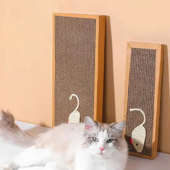 Griffoir pour chat rectangulaire en carton beige, surface rugueuse brune et souris en tissu