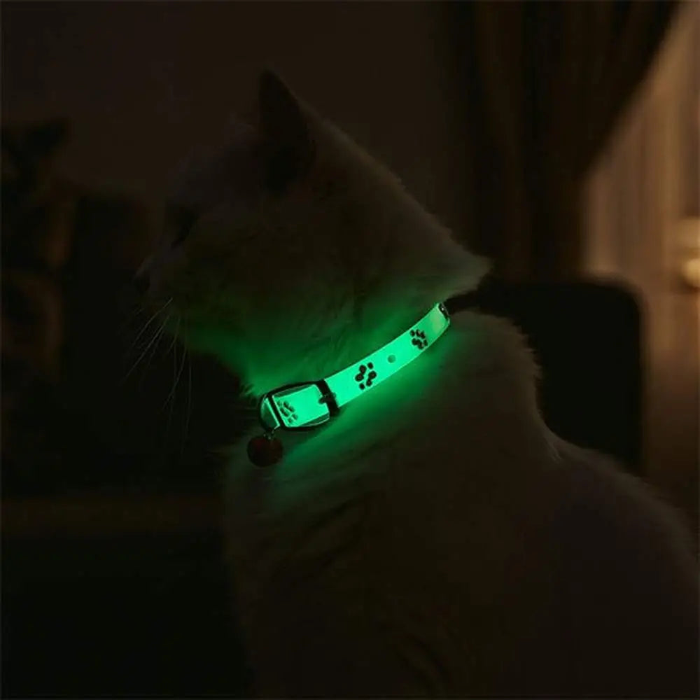 Collier chat fluorescent vert avec motifs pattes noires et clochette