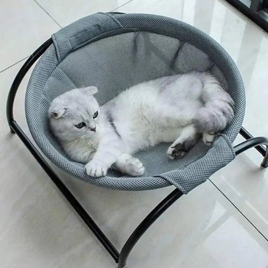 Hamac pour chat gris avec bord arrondi en tissu, structure noire, chat blanc couché