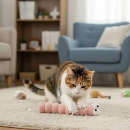 Jouet pour chat chenille en peluche rose, segments et petite tête blanche.