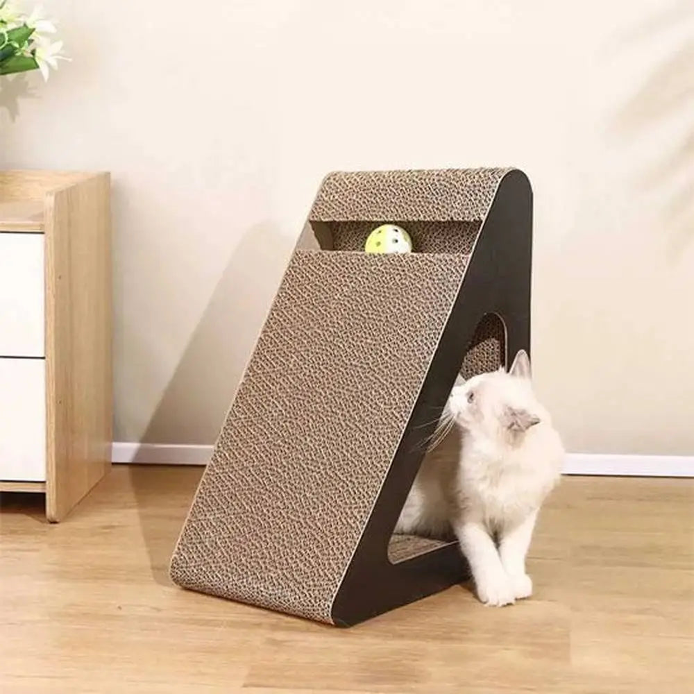 Griffoir triangulaire 2 en 1 pour chat, tissu beige texturé et boule verte