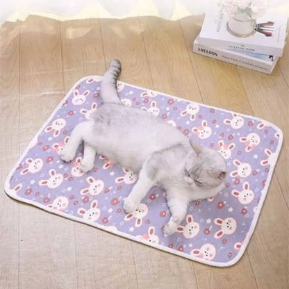 Tapis rafraîchissant pour chat violet à motifs de lapins, bords blancs