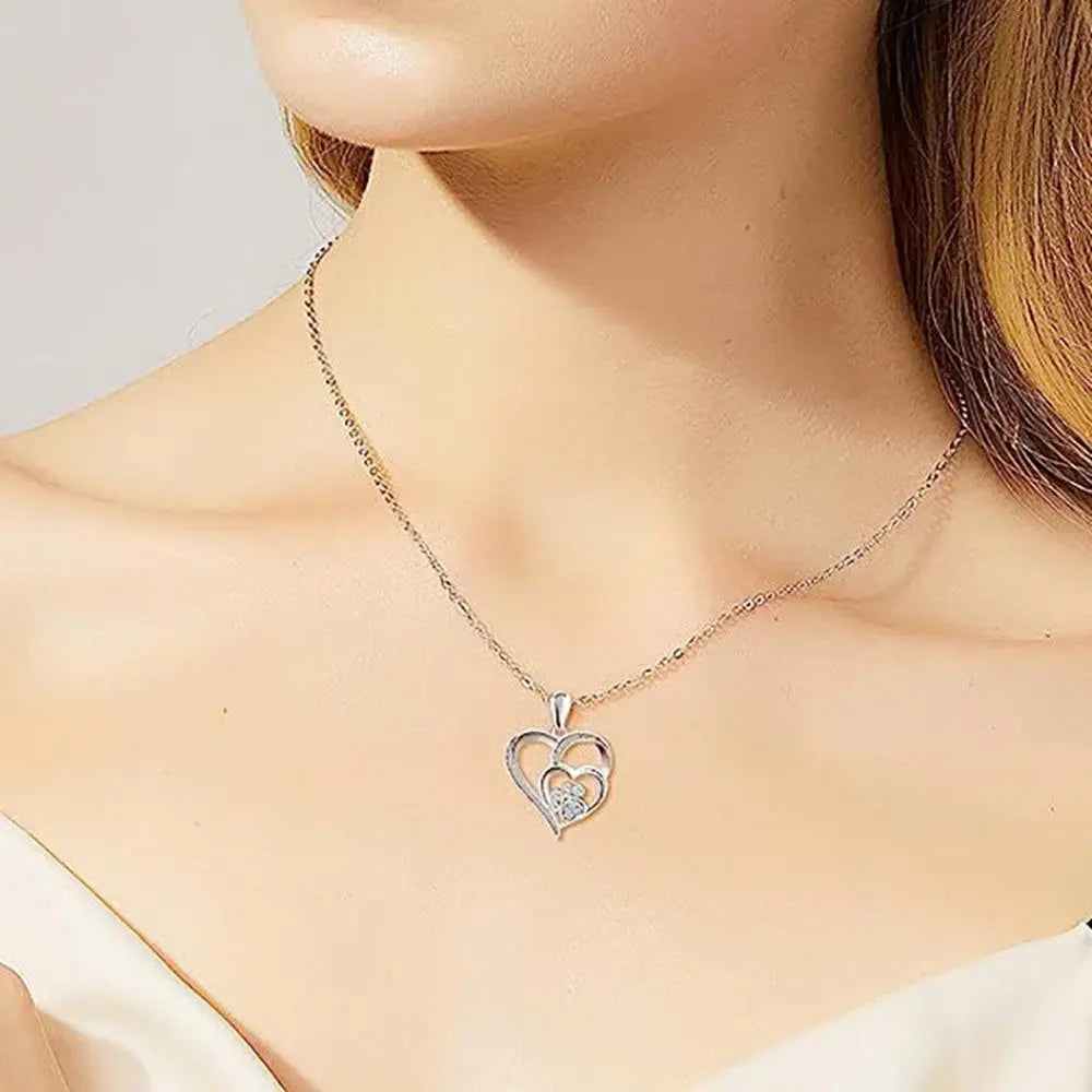 Collier fin avec pendentif cœur argenté décoré de strass.