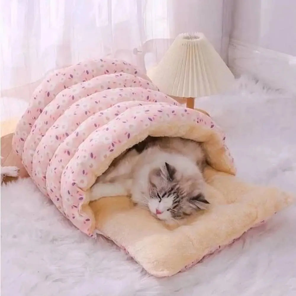 Panier pour chat Cosy Design: lit cocon rose à motifs, chat endormi, ouverture sur le côté