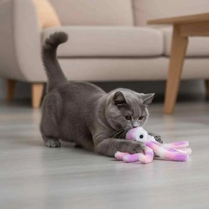 Peluche pieuvre interactive violette, tenue par un chat gris sur un sol clair