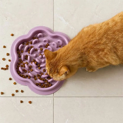 Gamelle anti-glouton pour chat FeliFlex violette à picots, croquettes, chat mange.