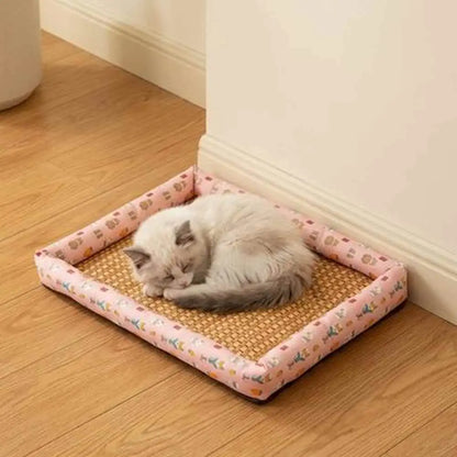 Tapis rafraîchissant pour chat rectangulaire avec rebords rose à motifs et tapis tissé.