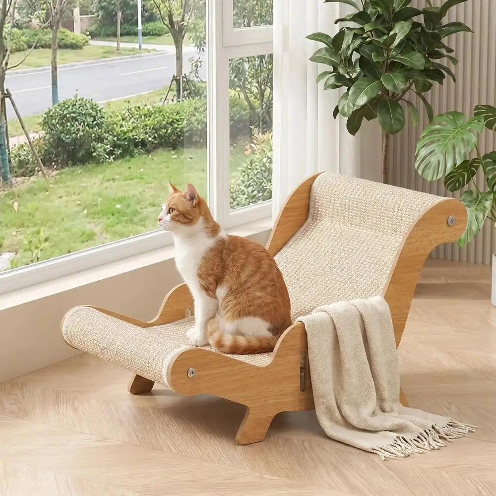 Fauteuil-griffoir pour chat beige en sisal tissé sur base en bois clair, assise inclinée