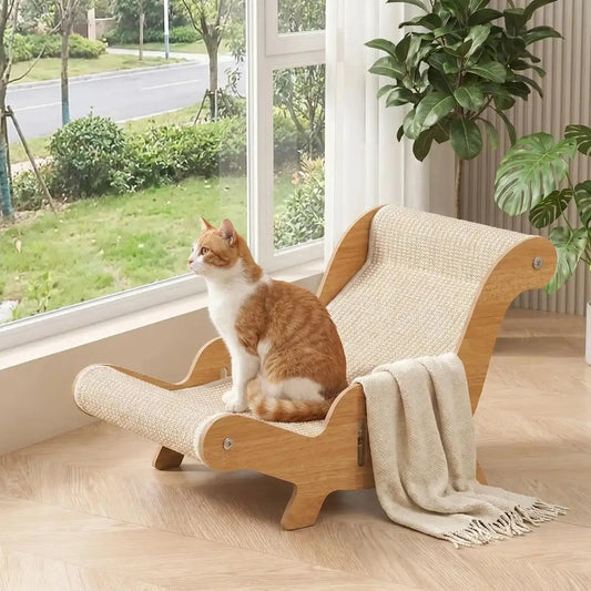 Fauteuil-griffoir pour chat beige en sisal tissé sur base en bois clair, assise inclinée