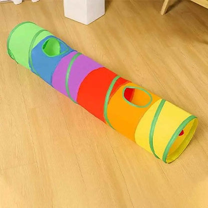 Tunnel pour chat pliable multicolore, posé au sol, bordures vertes et ouvertures.