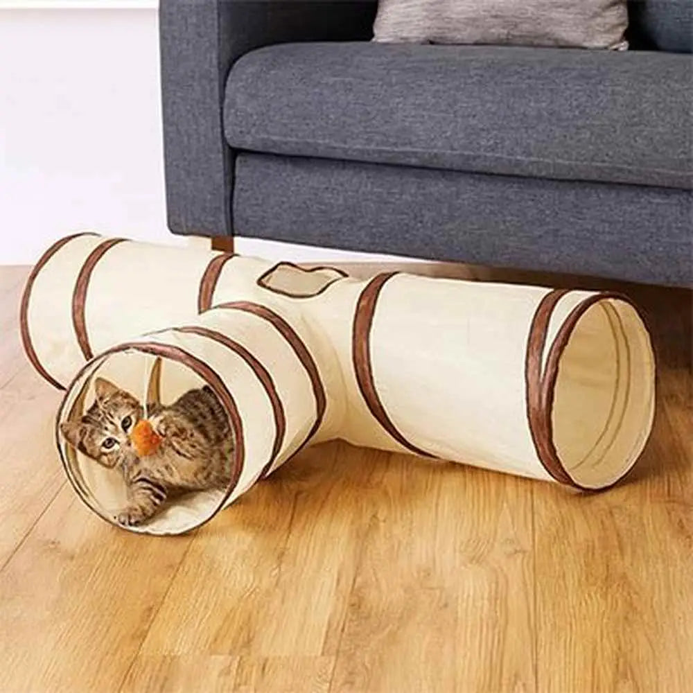 Tunnel pour chat crème rayé marron, chat tigré sortant de l’ouverture.