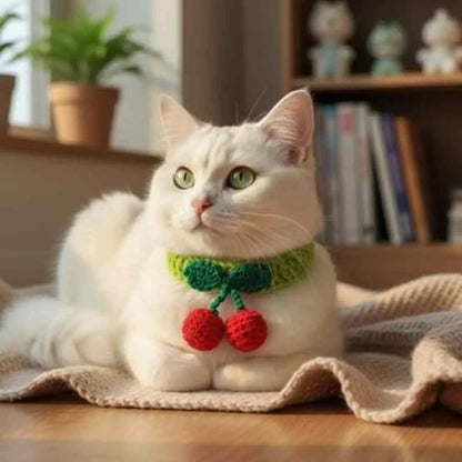 Collier pour chat en tricot vert à nœud vert, deux pompons rouges pendentifs cerises.