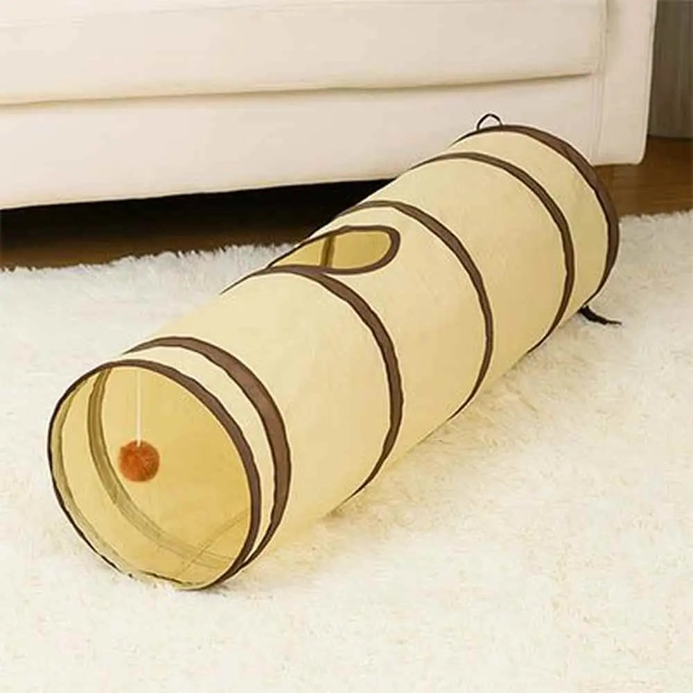 Tunnel pour chat en tissu crème rayé marron, extrémité ronde et jouet suspendu.