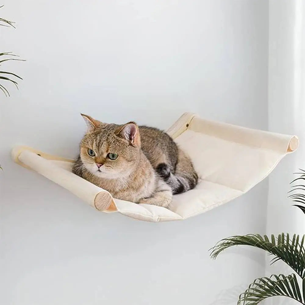 Hamac chat ultra-doux: coussin blanc, chat tigré gris allongé, barres en bois