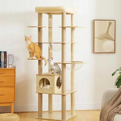 Arbre à chat en bois naturel avec cabines rondes; chats orange et gris sur les plateformes