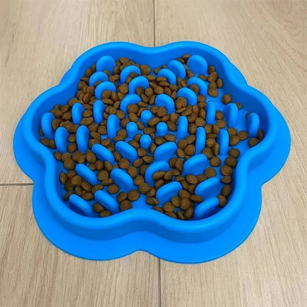 Gamelle anti-glouton pour chat FeliFlex bleue à picots, vue dessus avec croquettes.