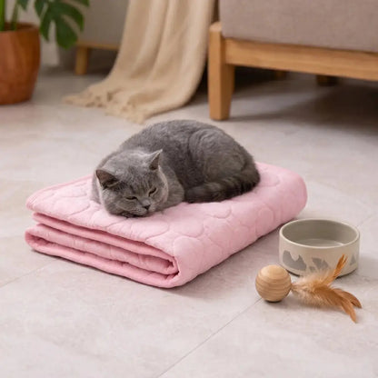 Tapis rafraîchissant pour chat rose clair, motif matelassé en relief, bordure fine.